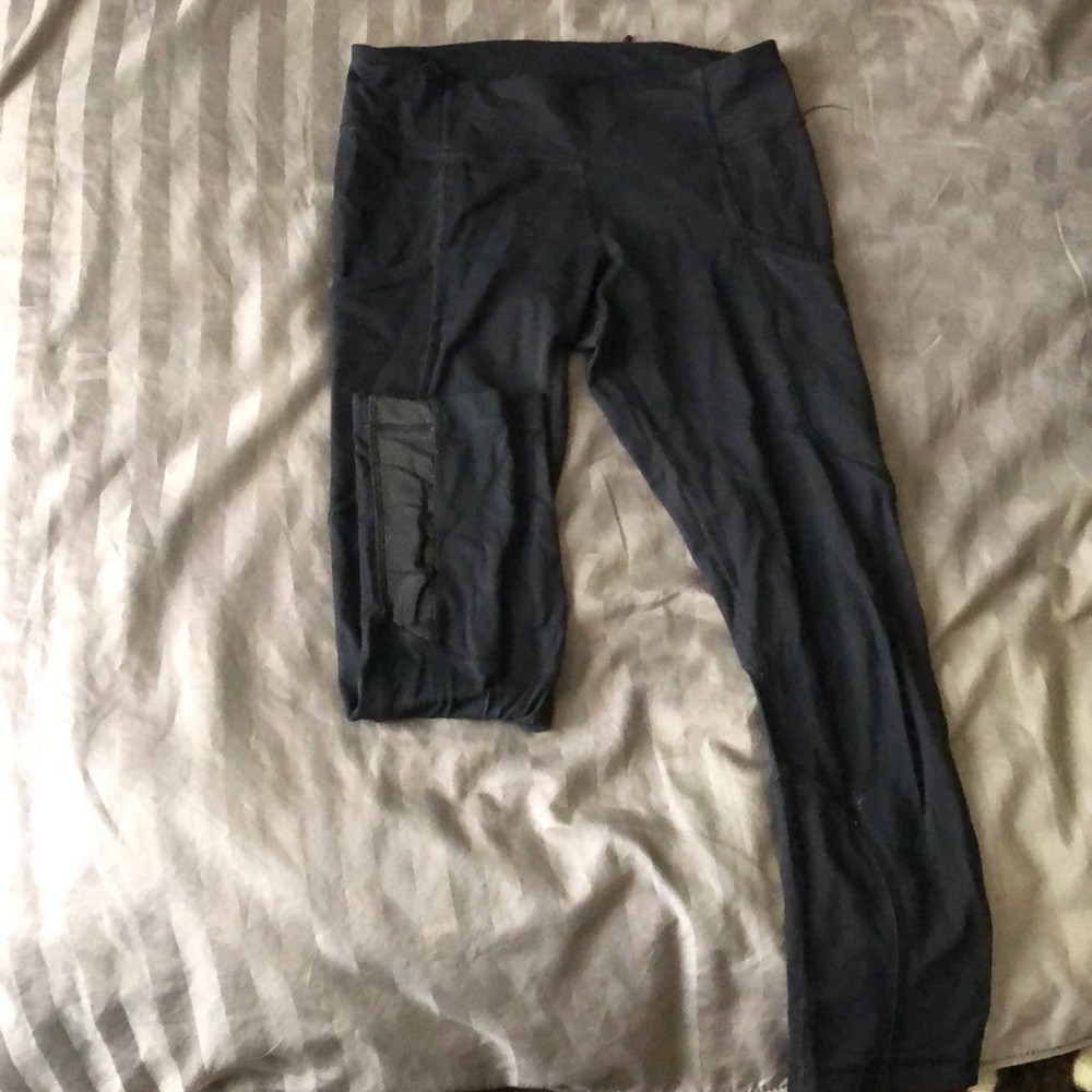 Black LuLulemon crops